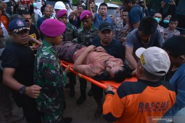 Alat berat buka akses evakuasi korban penambangan emas Bakan