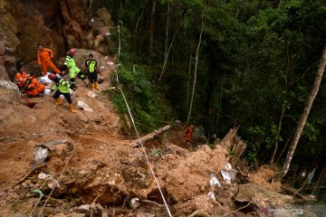 Alat berat dikerahkan evakuasi korban longsor tambang di Bakan