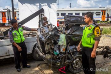 KERETA API TABRAK MOBIL DI DEMAK