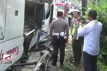 Korban bus terguling di Cicalengka dievakuasi