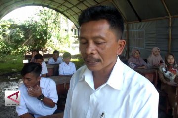 Sekolah di Jember ambruk, siswa belajar di tenda