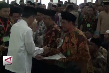 Presiden serahkan ratusan sertifikat tanah wakaf di Ngawi