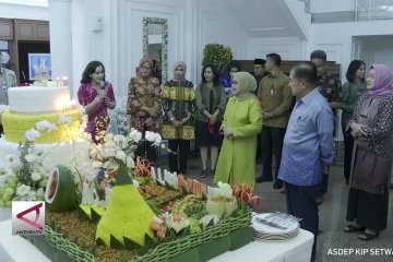 JK beri istri bunga di hari ulang tahun ke-76