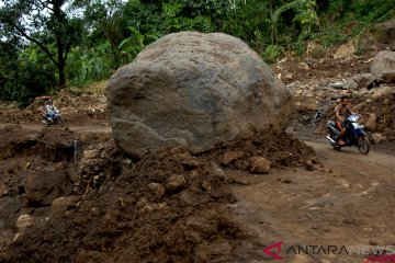 Longsor di Bengkayang tutup badan jalan ke perbatasan RI-Malaysia