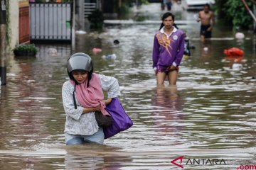 Tangerang tertibkan puluhan bangunan liar sekitar Kali Cisadane