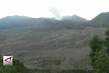 Bromo meletus tapi tak pengaruhi Bandara