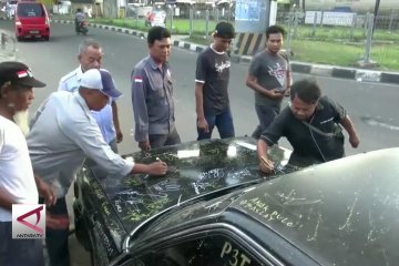 Cara unik Caleg galang suara dengan tanda tangan mobil