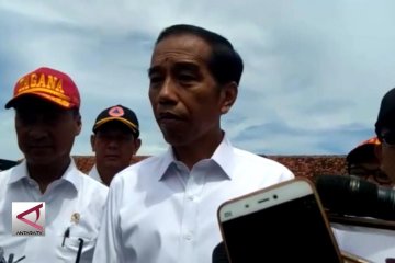 Jokowi bantah pakai alat komunikasi saat debat kedua