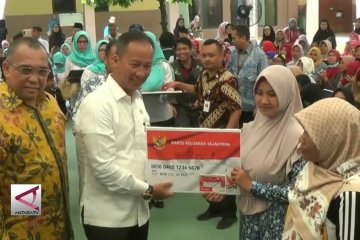 Mensos salurkan bantuan sosial non tunai kepada warga Kota Tangerang