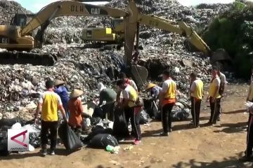 Peringati Hari Peduli Sampah Nasional ibu-ibu Bayangkari  dan Polisi pungut sampah