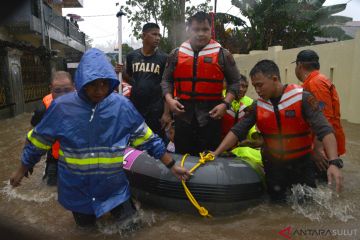 EVAKUASI KORBAN BANJIR MANADO