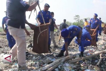 Cinta lingkungan dengan bersih-bersih Pantai