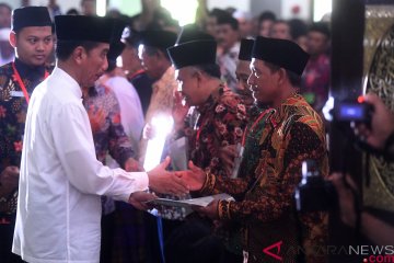 Presiden bagikan sertifikat tanah wakaf