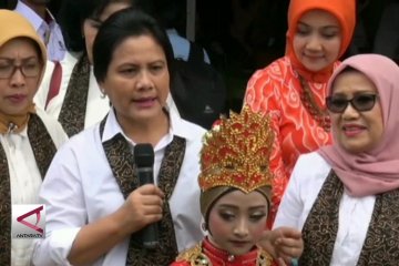 Di Sumedang ibu negara cuci tangan