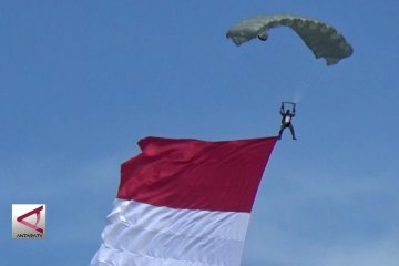 Kenang perebutan Irian Barat, 81 penerjun hiasi langit Kota Ambon