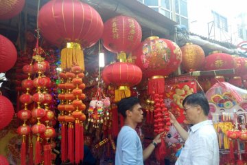 Pedagang pernak-pernik Imlek penuhi Jalan Pancoran, Glodok