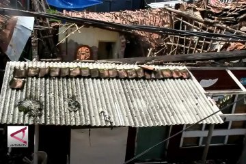 Akibat hujan lebat, 2 rumah warga di Cirebon roboh