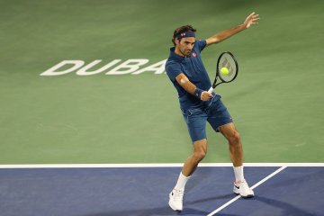 Kalahkan Tsitsipas, Federer menangkan gelar ATP ke-100 di Dubai