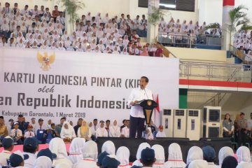 Presiden serahkan Kartu Indonesia Pintar kepada siswa di Gorontalo
