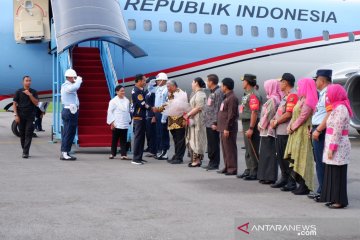 Kenakan jaket bomber, Jokowi awali kunjungan kerja di Kendari