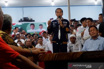 Jokowi ngopi bareng milenial Kendari, janjikan gaji bagi lulusan yang belum kerja