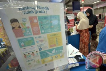 Ekonom UI sebut keberhasilan kebijakan cukai kantong plastik 50 persen