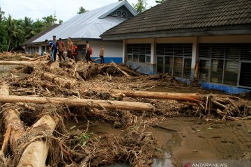 Korban banjir bandang Mamuju mulai bersihkan rumah