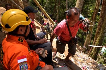 EVAKUASI KORBAN TAMBANG EMAS AMBRUK DI BOLAANG MONGONDOUW