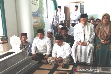 Kiai Ma'ruf mampir berziarah ke makam Syekh Quro Karawang