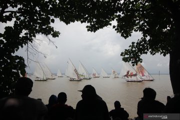 Lomba balap perahu layar tradisional