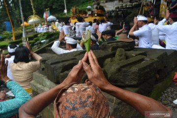 Ribuan Umat Hindu ikuti proses Melasti Pura Besakih