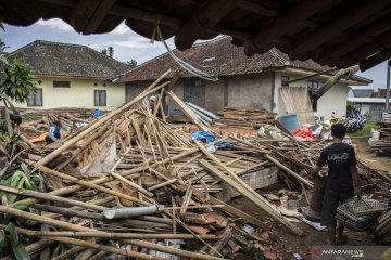 Angin puting beliung di Sukabumi