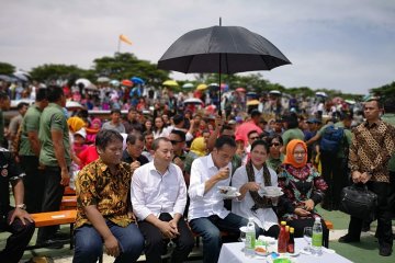 Presiden Jokowi makan bakso bersama warga di Bekasi