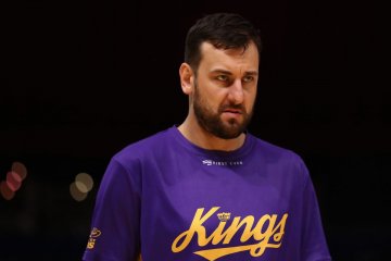 Warriors terdepan buru jasa Andrew Bogut