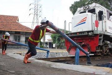 Perawatan lokomotif di Depo Jatinegara