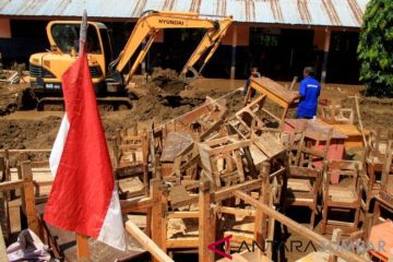 MEMBERSIHKAN SEKOLAH PASCA BANJIR BANDANG