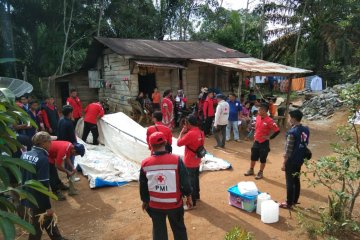 Korban gempa Solok Selatan masih bertahan di tenda pengungsian