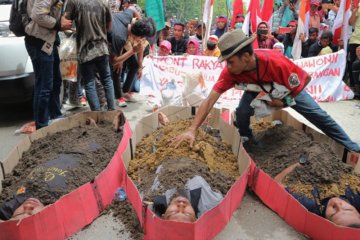 Aksi Tolak Tambang Nikel