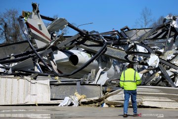 Pesawat rusak akibat tornado di Alabama