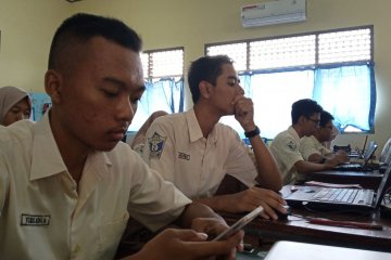 Sebagian siswa SMA  kerjakan UASBN di gawai android