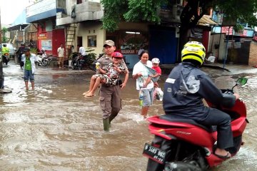 Kelurahan Sunter Agung turunkan Satpol PP urai macet akibat genangan