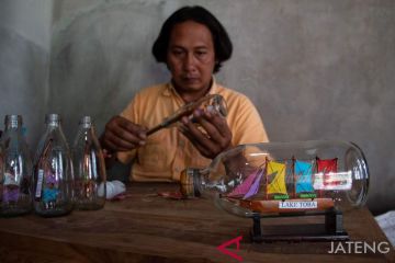 Kerajinan miniatur kapal