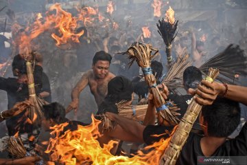 Tradisi Perang Api umat Hindu Lombok