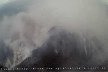 Guguran awan panas kembali meluncur dari Gunung Merapi