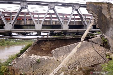 Turap jembatan nasional di Tulungagung ambrol akibat banjir