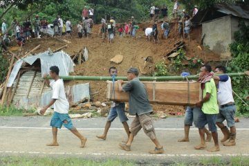 Longsor di kawasan Ampera Kota Jayapura, empat orang meninggal