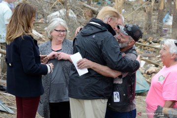 Presiden Donald Trump kunjungi lokasi terdampak angin tornado di Alabama