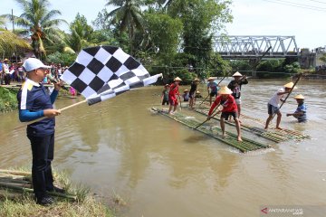 Lomba rakit di Bengkulu