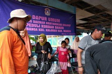 Pengungsi korban banjir Mamuju dirikan tenda darurat