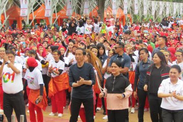 Jokowi dan Ibu Iriana senam bersama "Srikandi" di Jakabaring Palembang